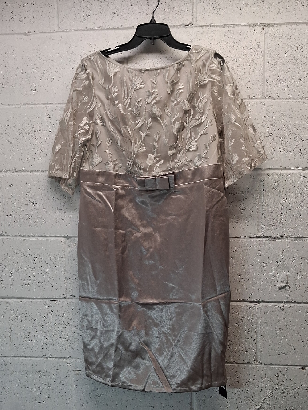 NWT Womens Xpluswear Two-Tone Lace Bodice Midi Dress in Silver